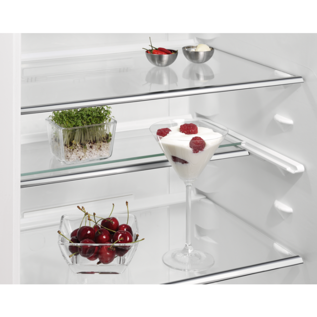 AEG SKS818E9ZC 55.6cm Built In Fridge - White