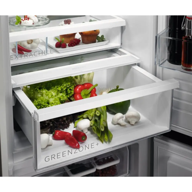 AEG TSC7M181DS 
Integrated Frost Free Fridge Freezer. Cooling360, GreenZone+, ExtraChill, DynamicAir