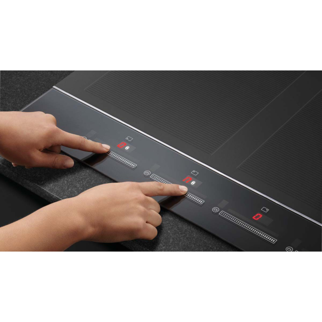 Fisher & Paykel 90cm Induction Hob in Black Glass